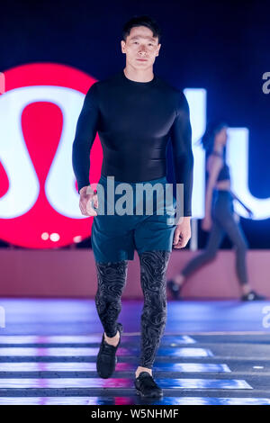 Ein Modell zeigt eine neue Schöpfung an der luluemon Tmall fashion show in Shanghai, China, 27. April 2019. Stockfoto
