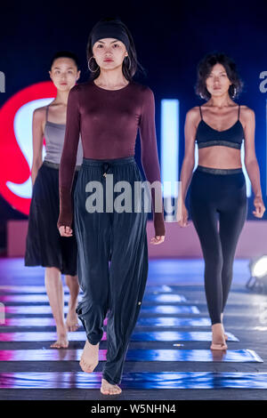 Ein Modell zeigt eine neue Schöpfung an der luluemon Tmall fashion show in Shanghai, China, 27. April 2019. Stockfoto