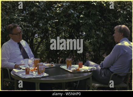 Henry Kissinger und Jimmy Carter während eines Mittagessens auf das Weiße Haus Terrasse. Stockfoto