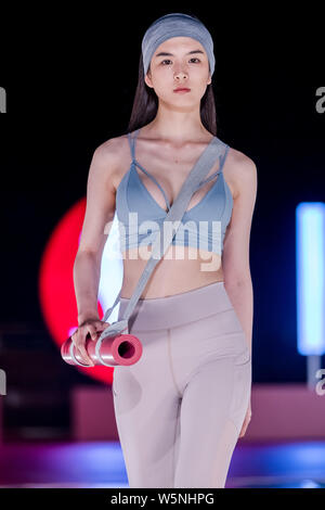 Ein Modell zeigt eine neue Schöpfung an der luluemon Tmall fashion show in Shanghai, China, 27. April 2019. Stockfoto