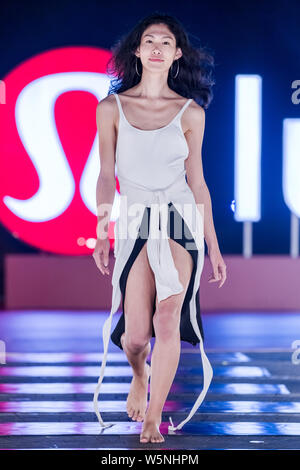 Ein Modell zeigt eine neue Schöpfung an der luluemon Tmall fashion show in Shanghai, China, 27. April 2019. Stockfoto