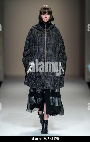 Ein Modell zeigt eine neue Schöpfung an der MSLAN zeigen während der Shanghai Fashion Week Herbst/Winter 2019 in Shanghai, China, 2. April 2019. Stockfoto