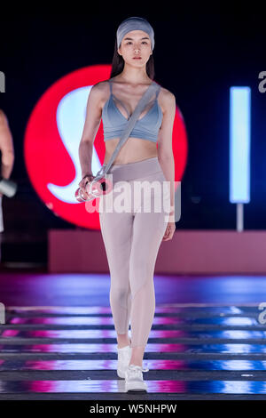 Ein Modell zeigt eine neue Schöpfung an der luluemon Tmall fashion show in Shanghai, China, 27. April 2019. Stockfoto