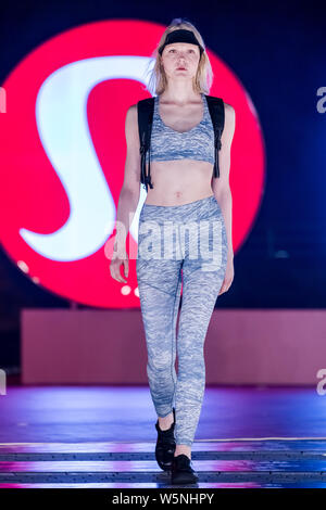 Ein Modell zeigt eine neue Schöpfung an der luluemon Tmall fashion show in Shanghai, China, 27. April 2019. Stockfoto