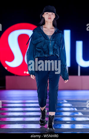 Ein Modell zeigt eine neue Schöpfung an der luluemon Tmall fashion show in Shanghai, China, 27. April 2019. Stockfoto