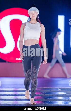 Ein Modell zeigt eine neue Schöpfung an der luluemon Tmall fashion show in Shanghai, China, 27. April 2019. Stockfoto