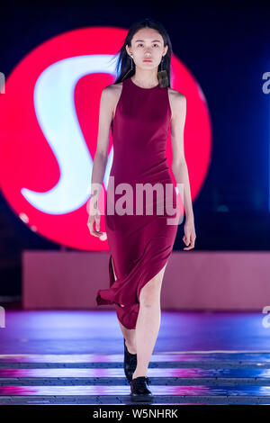 Ein Modell zeigt eine neue Schöpfung an der luluemon Tmall fashion show in Shanghai, China, 27. April 2019. Stockfoto