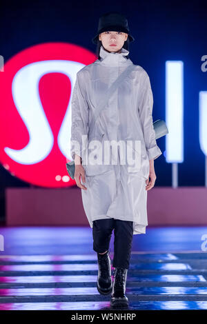 Ein Modell zeigt eine neue Schöpfung an der luluemon Tmall fashion show in Shanghai, China, 27. April 2019. Stockfoto