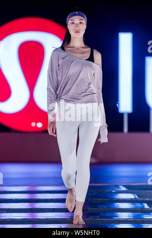 Ein Modell zeigt eine neue Schöpfung an der luluemon Tmall fashion show in Shanghai, China, 27. April 2019. Stockfoto