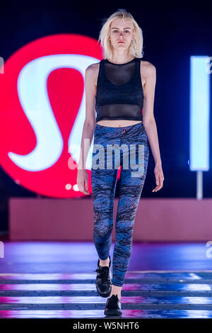 Ein Modell zeigt eine neue Schöpfung an der luluemon Tmall fashion show in Shanghai, China, 27. April 2019. Stockfoto