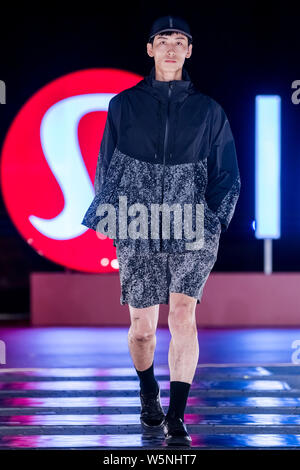 Ein Modell zeigt eine neue Schöpfung an der luluemon Tmall fashion show in Shanghai, China, 27. April 2019. Stockfoto