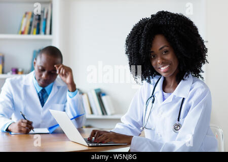 Student der Medizin arbeiten mit Computer im Krankenhaus Stockfoto