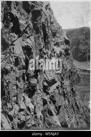 Hohe Scaler Reinigung Canyon Wand über Nevada Power Plant site.; Umfang und Inhalt: Foto aus Band 2 einer Reihe von Fotoalben dokumentiert den Bau des Hoover Dam, Boulder City, Nevada. Stockfoto