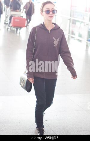 Chinesische Schauspielerin Wu Jinyan kommt an der Beijing Capital International Flughafen in Peking, China, 6. April 2019. Stockfoto