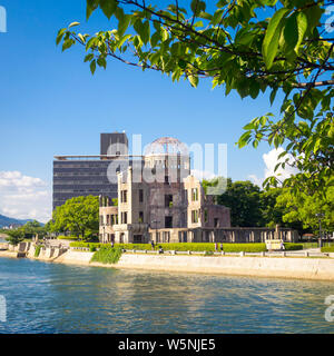 Die Hiroshima Peace Memorial (Genbaku Dome, den Atombombendom oder A-Bomb Dome) und der OTA-Fluss in Hiroshima, Japan. Stockfoto