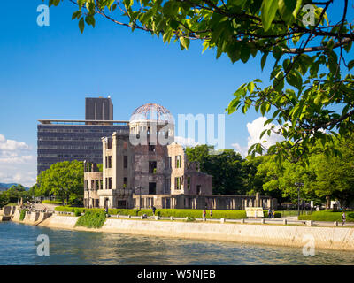 Die Hiroshima Peace Memorial (Genbaku Dome, den Atombombendom oder A-Bomb Dome) und der OTA-Fluss in Hiroshima, Japan. Stockfoto