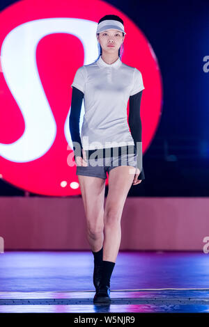 Ein Modell zeigt eine neue Schöpfung an der luluemon Tmall fashion show in Shanghai, China, 27. April 2019. Stockfoto