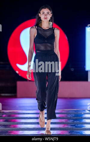 Ein Modell zeigt eine neue Schöpfung an der luluemon Tmall fashion show in Shanghai, China, 27. April 2019. Stockfoto