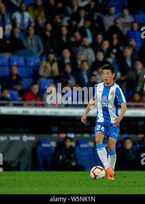 Wu Lei der RCD Espanyol dribbelt während ihrer 34. Runde der Liga Saison 2018-2019 gegen RC Celta de Vigo an RCDE Stadion in Barcelona, S Stockfoto