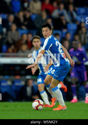 Wu Lei der RCD Espanyol dribbelt während ihrer 34. Runde der Liga Saison 2018-2019 gegen RC Celta de Vigo an RCDE Stadion in Barcelona, S Stockfoto