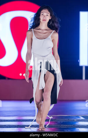 Ein Modell zeigt eine neue Schöpfung an der luluemon Tmall fashion show in Shanghai, China, 27. April 2019. Stockfoto