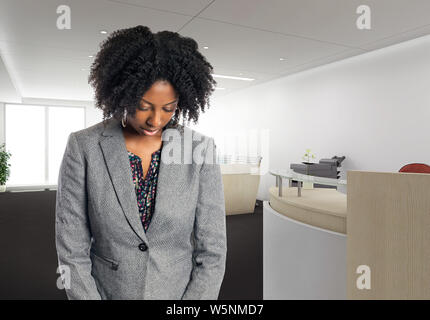 Schwarze Afrikanische amerikanische Geschäftsfrau in einem Büro, traurig oder deprimiert. Sie ist ein Eigentümer oder eine Führungskraft des Arbeitsplatzes. Schildert Karrieren und St Stockfoto