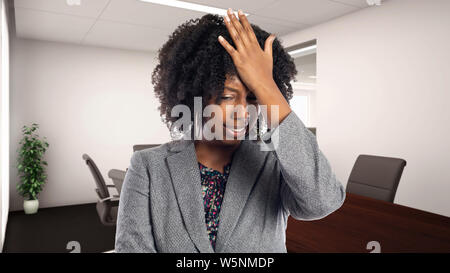 Schwarze Afrikanische amerikanische Geschäftsfrau in einem Büro einen Fehler zu machen. Sie ist ein Eigentümer oder eine Führungskraft des Arbeitsplatzes. Schildert Karrieren und Startup bu Stockfoto