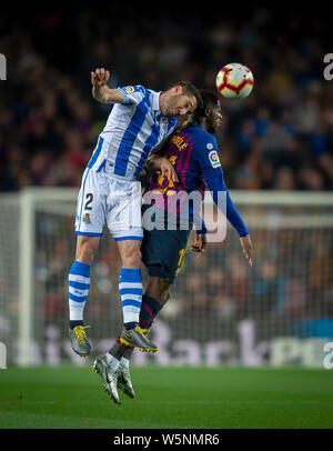 Armenian Dembele, Rechts, des FC Barcelona Herausforderungen Joseba Zaldua von Real Sociedad während ihrer 33. Runde der Liga Saison 2018-2019 am Cam Stockfoto