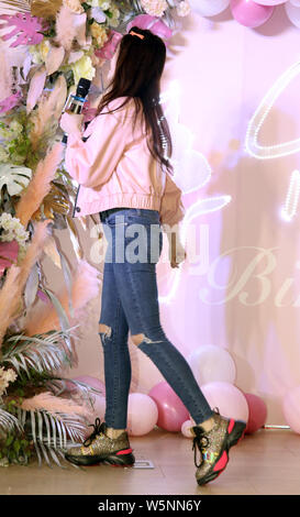 Chinesische Schauspielerin Jelly Lin oder Lin Yun besucht eine Geburtstagsfeier in Shanghai, China, 13. April 2019. Stockfoto