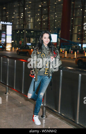 - - Datei - In diesem Handout Bild, Chinesischen uigurischen Schauspielerin Dilraba Dilmurat, auch bekannt als Dilireba, kommt an der Beijing Capital International Airport Stockfoto