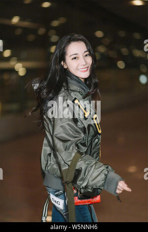 - - Datei - In diesem Handout Bild, Chinesischen uigurischen Schauspielerin Dilraba Dilmurat, auch bekannt als Dilireba, kommt an der Beijing Capital International Airport Stockfoto