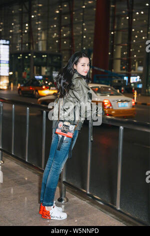 - - Datei - In diesem Handout Bild, Chinesischen uigurischen Schauspielerin Dilraba Dilmurat, auch bekannt als Dilireba, kommt an der Beijing Capital International Airport Stockfoto