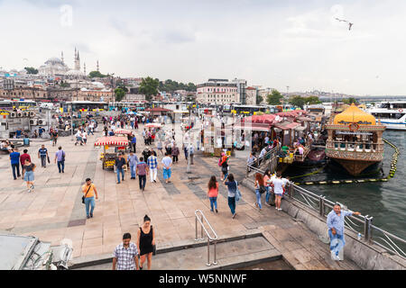 Istanbul, Türkei - 26. Juni 2016: Istanbul Stadtbild, Bezirk Eminönü. Menschen gehen an der Küste von Golden Horn Stockfoto