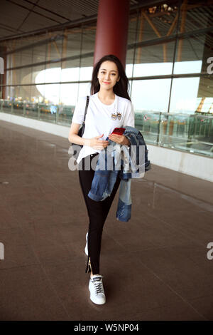 - - Datei - In diesem Handout Bild, Chinesischen uigurischen Schauspielerin Dilraba Dilmurat, auch bekannt als Dilireba, kommt an der Beijing Capital International Airport Stockfoto