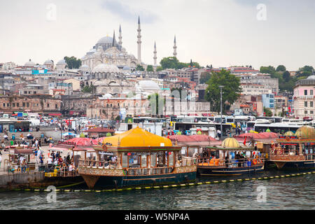 Istanbul, Türkei - 26. Juni 2016: das Stadtbild von Istanbul, im Stadtteil Eminönü ehemaligen Bezirk. Die Menschen sind an der Küste von Golden Horn, Suleymaniye Moschee ist auf einem zurück Stockfoto