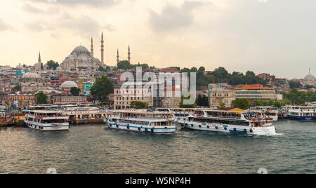 Istanbul, Türkei - 26. Juni 2016: Am Abend Istanbul Bezirk Eminönü. Die Menschen sind an der Küste von Golden Horn, Suleymaniye Moschee ist auf einem Hintergrund Stockfoto