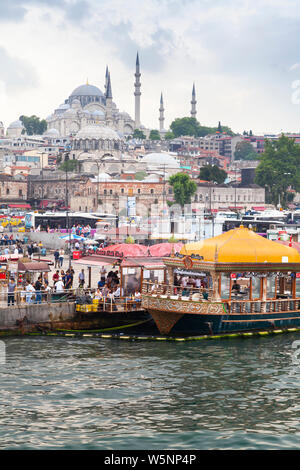 Istanbul, Türkei - 26. Juni 2016: Istanbul vertikale Stadtlandschaft, Eminonu ehemaligen Bezirk. Die Menschen sind an der Küste von Golden Horn, Suleymaniye Moschee ist Stockfoto