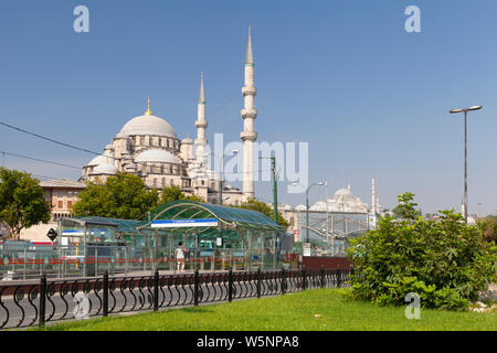 Istanbul, Türkei - 1. Juli 2016: Street View von Istanbul mit der Neuen Moschee, Yeni Cami Stockfoto