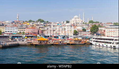 Istanbul, Türkei - 1. Juli 2016: Istanbul Küsten Panoramablick auf das Stadtbild, Bezirk Eminönü. Die Menschen sind an der Küste von Golden Horn, Suleymaniye Moschee ist Stockfoto