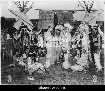 Indische Jamboree. Manheim, Deutschland; Umfang und Inhalt: Chief Willie Linder der Heidelberger Ogalala Stamm rauchen Friedenspfeife. Deutsche und GIs sind als Indianer, mit Tipis, dekoriert mit Fellen und Trommeln in der Bild als gut gekleidet. Ein Beispiel für die erheblichen Deutschen das Interesse an der Geschichte und Kultur des amerikanischen Westens. Stockfoto