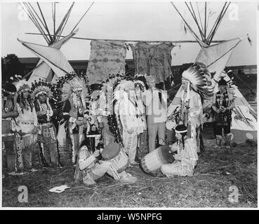 Indische Jamboree. Manheim, Deutschland; Umfang und Inhalt: Chief Willie Linder der Heidelberger Ogalala Stamm rauchen Friedenspfeife. Deutsche und GIs sind als Indianer, mit Tipis, dekoriert mit Fellen und Trommeln in der Bild als gut gekleidet. Ein Beispiel für die erheblichen Deutschen das Interesse an der Geschichte und Kultur des amerikanischen Westens. Stockfoto