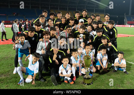 Spieler von Südkorea U 18 Stellen mit ihrer Trophäe nach dem Sieg über China U18 während der Panda Cup International Jugend Fußball Turnier 2019 in Cheng Stockfoto