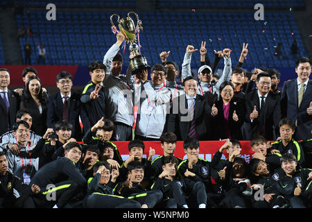 Spieler von Südkorea U 18 Stellen mit ihrer Trophäe nach dem Sieg über China U18 während der Panda Cup International Jugend Fußball Turnier 2019 in Cheng Stockfoto