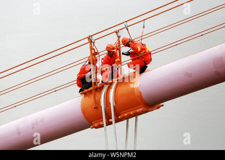 Chinesische Arbeiter erhalten die Xihoumen Brücke auf der Zhoushan Trans-oceanic Brücken in Wuhan City, Ningbo City, der ostchinesischen Provinz Zhejiang, 28 M Stockfoto