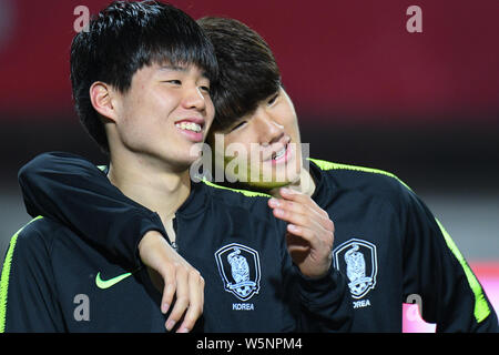 Spieler von Südkorea U 18 Stellen mit ihrer Trophäe nach dem Sieg über China U18 während der Panda Cup International Jugend Fußball Turnier 2019 in Cheng Stockfoto