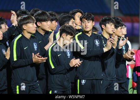 Spieler von Südkorea U 18 Stellen mit ihrer Trophäe nach dem Sieg über China U18 während der Panda Cup International Jugend Fußball Turnier 2019 in Cheng Stockfoto