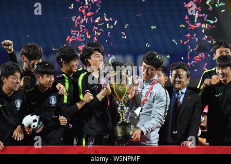 Spieler von Südkorea U 18 Stellen mit ihrer Trophäe nach dem Sieg über China U18 während der Panda Cup International Jugend Fußball Turnier 2019 in Cheng Stockfoto