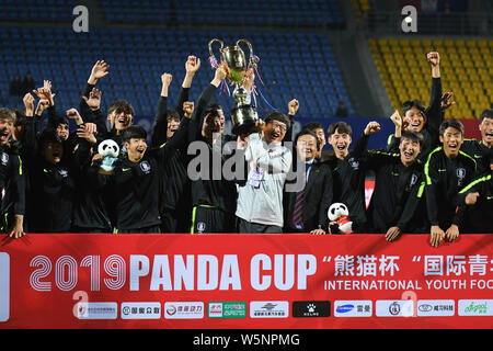 Spieler von Südkorea U 18 Stellen mit ihrer Trophäe nach dem Sieg über China U18 während der Panda Cup International Jugend Fußball Turnier 2019 in Cheng Stockfoto