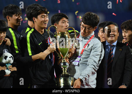 Spieler von Südkorea U 18 Stellen mit ihrer Trophäe nach dem Sieg über China U18 während der Panda Cup International Jugend Fußball Turnier 2019 in Cheng Stockfoto