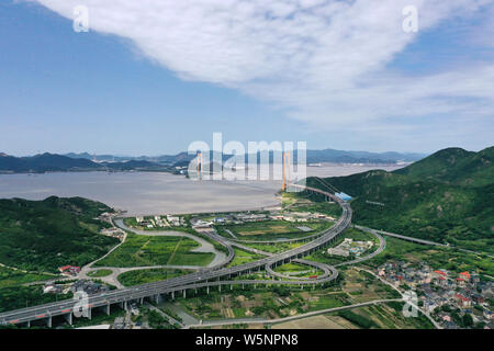 Chinesische Arbeiter erhalten die Xihoumen Brücke auf der Zhoushan Trans-oceanic Brücken in Wuhan City, Ningbo City, der ostchinesischen Provinz Zhejiang, 28 M Stockfoto